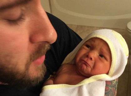 A büszke apa feltette a képet kislányáról: a fotó megmentette a pici életét