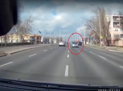 Akinek már nem kéne, az ne vezessen! És emberünk a legnagyobb nyugalomban hajtott tovább.... Óvatosan az utakon!