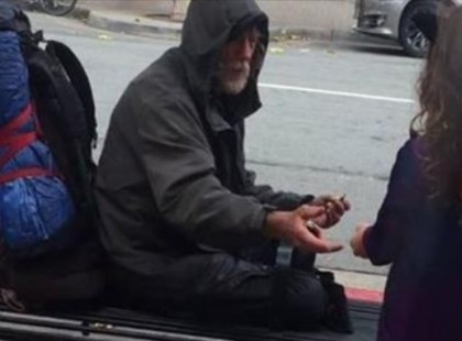 A kislány segített egy hajléktalannak, bekerültek a tévébe. Egy nő ráismert a rejtélyes kapucnis férfira:
