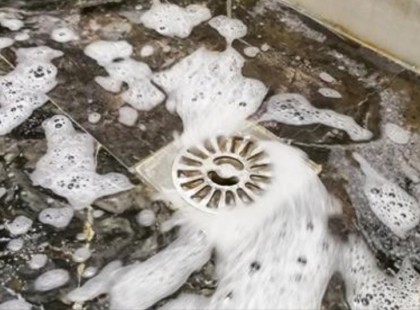 Nagyon furcsa praktikája van a szomszéd öreg hölgynek. Azt hittem bolond, de aztán én is kipróbáltam