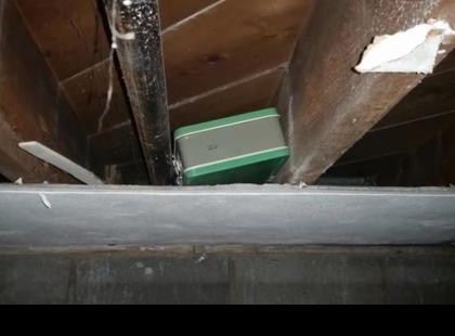 A házaspár a pincében elrejtett ételtartó dobozt talál - arcuk holtra sápad, amikor kinyitják