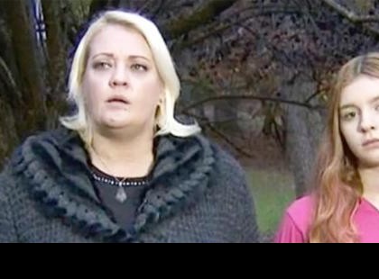 A tinilány lefotózza a blokkot, amin édesanyja észreveszi, hogy az étkezde tinédzser-felárral számolt