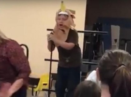 Anyuka könnyekben tört ki, mikor a tanár elragadta a mikrofont fia elől az iskolai színdarab közben