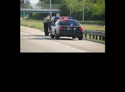 Az apát megállították a sötétített ablakok miatt. Amikor a rendőr a hátsó ülésre nézett, csak ennyit mondott: “Kövessen”