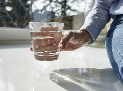 Így derítheted ki, hogy van-e negatív energia a lakásban. Megmutatjuk, hogyan tudsz megszabadulni tőle egy pohár víz segítségével