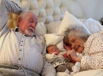 Az unokák és a nagymama közötti szeretet örökké tart!