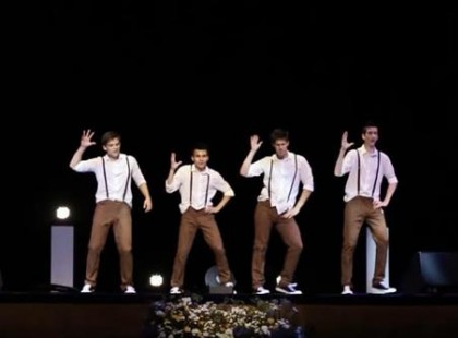 Négy tinédzser srác '60-as évekbeli táncmozdulatai hirtelen fordulatot vesznek