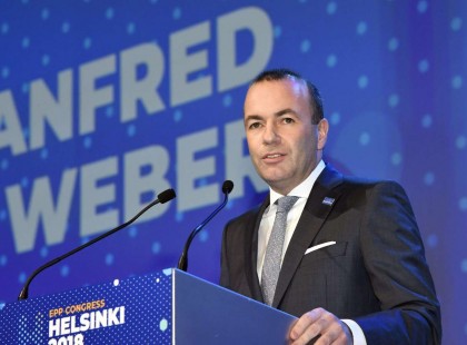 Újra szorul a hurok: a Néppárti vezető megvonná azoktól a pártoktól az Eu-s pénzt, amelyek az EU ellen uszítanak