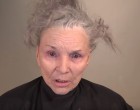 A 78 éves sminkmester saját magán mutatja be, hogyan lehet egy megfáradt nőből újra élettel teli szépség