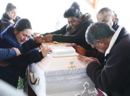 Eltemették Krisztinát, aki egy bedrogozott részeg srác ütött el. A családja a koporsóra borulva sírt, képek