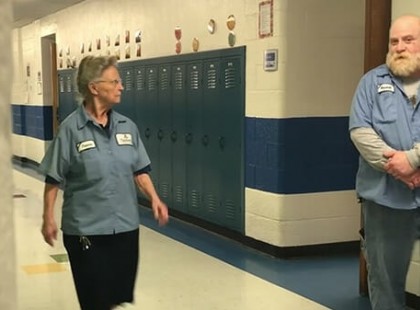 A 77 éves gondnoknőt szólítja a hangosbemondó: mikor belép a terembe, látja, az egész iskola rájött a titkára