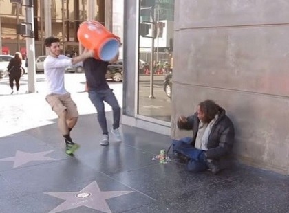 OLYAT TETTEK A HAJLÉKTALAN FÉRFIVAL, AMIN MINDENKI LEDÖBBENT!