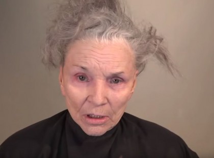 A 78 éves sminkmester saját magán mutatja be, hogyan lehet egy megfáradt nőből újra élettel teli szépség