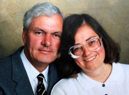 A férj elültet 1000 fát halott felesége tiszteletére. 17 évvel később egy légifelvétel leplezi le igazi indítékát: