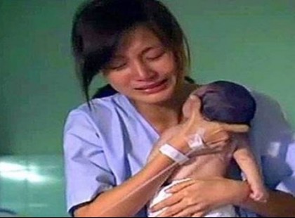 Az anya zokog, ahogy felveszi az élettelen újszülöttet. De tartsd a szemed a baba kezén…