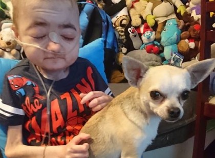 Jó hír, haza engedik a kórházól Húsvétra Farkas Ricsit. Még mindig nagyon gyenge, imákat kérnénk