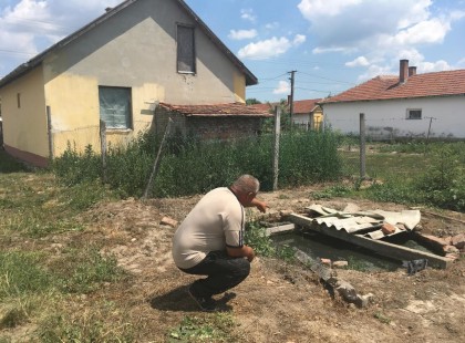 Tragédia Húsvétkor, pöcegödörbe zuhant, és meghalt egy 2 éves kisgyerek Borsodban