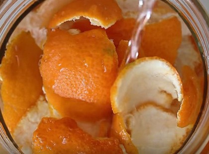 Befőttes üvegbe tette a narancs héját, majd ecetet öntött rá. Amikor kiderült, hogy miért, azonnal elkészítettük!