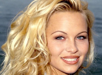 Pamela Anderson kiakadt azokra a milliárdosokra, akik a Notre Dame felépítésére adakoztak: “Megveszitek a belépőt a mennybe?”