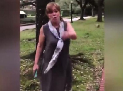 A felháborodott előkelőség nekiesik a házaspárnak, amikor kisgyermekükkel fotózkodnak a sétaúton