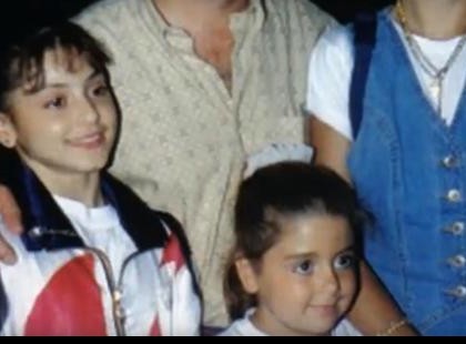 A lány akiről kisbabaként lemondtak, 16 év után felfedezi, hogy van egy híres testvére