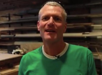 A szülők és kisgyermekük egy elhagyott középiskolában élnek, miután az otthonukká varázsolták azt