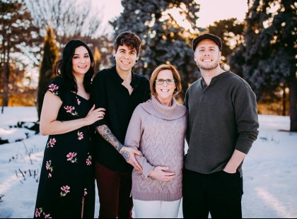 A 61 éves nagymama unokát szül, hogy fia és annak férje szülővé válhasson.