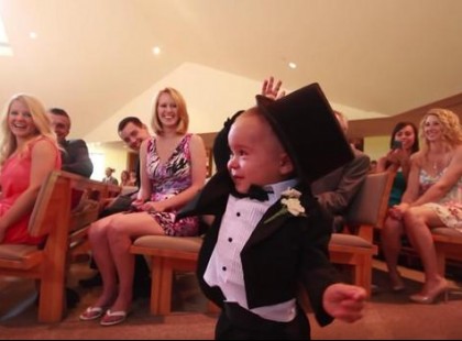 Az esküvőkön általában a menyasszony kerül a középpontba, de most mindenki ezt a gyűrűhordozó kisfiút figyelte