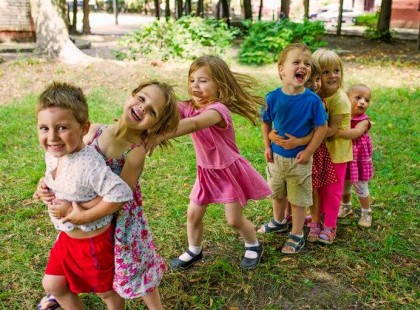 Ötévesen nem angolul kell tanulni, hanem rohangálni az udvaron, a friss levegőn