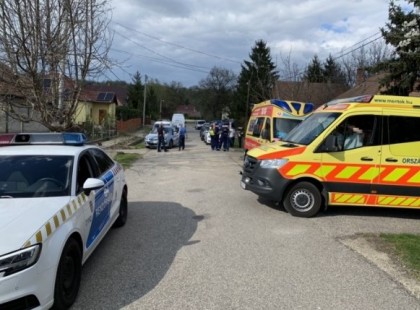 Fél kilóval jött a világra a Máriabesnyőn a fűben hagyott kisbaba. A nagyszülők vállalják, hogy felnevelik