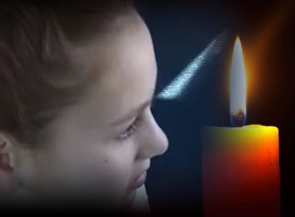 11 éves kislány édesanyja két éve elhunyt. Egyik reggel a buszon fura dolog történik