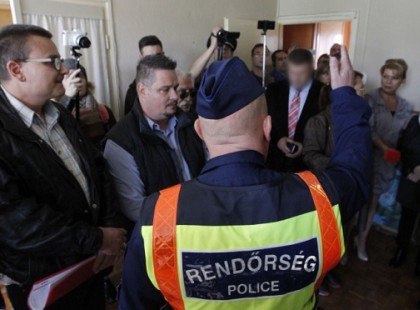 Végstádiumú rákos férfit lakoltatnak ki Pécsett.