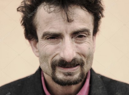 A párom vezetés közben rosszul lett, félre álltunk, 2 roma férfi megállt mellettünk, és EZT tették velünk