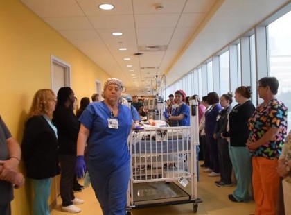 A 21 hónapos kisbabát tolják épp a szobába, ahol lekapcsolják a gépekről, szívszorító videó