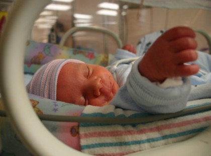 Egy újszülött kislányt hagytak a miskolci kórház bejáratánál