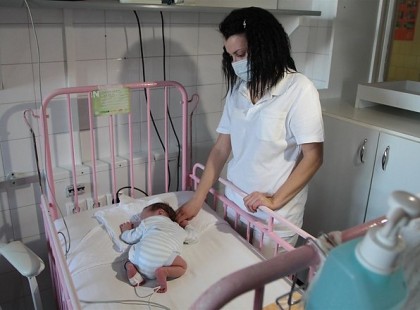 Újszülött kisbabát hagytak a Miskolci kórház bejáratánál. Örökbefogadókat keresnek