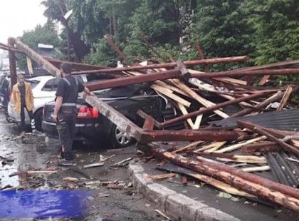 Nagybányán 5 cm -es jégeső esett - kocsik szélvédőit betörte -videó