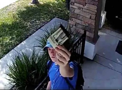 Az anyuka nem merte kinyitni az ajtót az idegennek, majd ledöbbent, mit mutat a biztonsági kamera