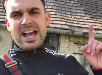 Nekünk fürdőszobánk sosem volt, mindig kályhán melegítettük a vizet– Horváth Tamás megmutatta, hol nőtt fel – videó