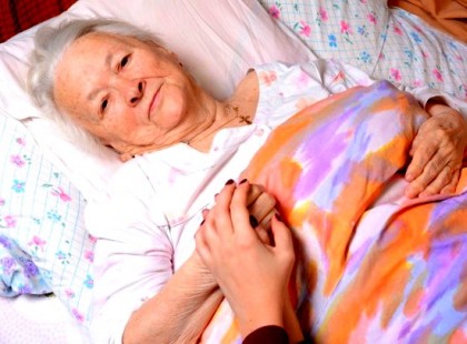 A 80 éves néninek katétert akarnak beültetni, de ekkor döbben rá a meglepő igazságra !