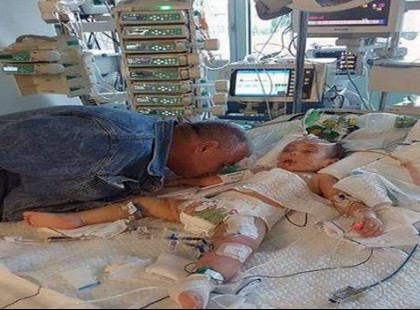 Az apa utolsó puszijával búcsúzik gyermekétől, akit az anyja ölt meg