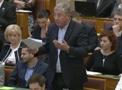 A DK elnöke úgy megküldte a parlamentben Orbánt, hogy kínjában csak vigyorogni tudott