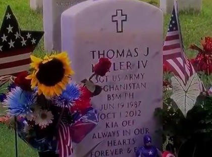 A gyászoló anya felkeresi a fiatal fiút, aki felbukkant a fia sírjánál