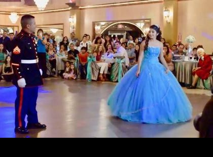 A tengerész lassúzni kezd a lányával annak 15. születésnapján, aztán mindenki elámul az ügyességükön, amikor megváltozik a zene