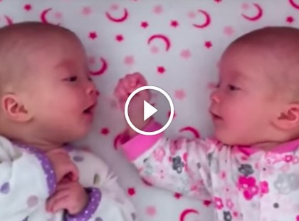 Tündéri beszélgetést - folytatott a baba ikerpár