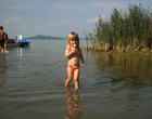 2 éves zokogó kislányt találtam a Balaton partján.A szüleitől EZT a 