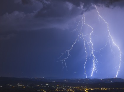 9 megyére adtak ki riasztást !Hatalmas égszakadás jön amihez 70 km/órás szél társul !