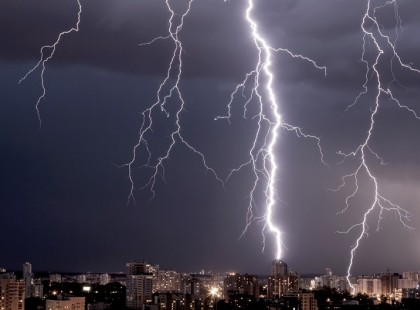 19 megyére adtak ki riasztást !Hatalmas égszakadás jön !2 cm-es jégdarabokra hívja fel a figyelmet a meteorológiai szolgálat, amihez 90 km/órás szél társul !