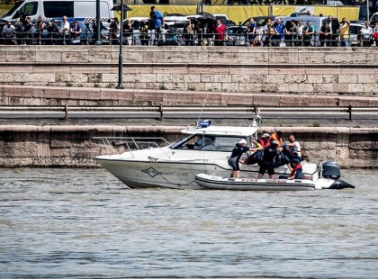 Miközben emelték ki a holttestet a Dunából, mindenki fotózta. Kegyelet??