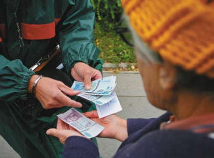 Ebben a hónapban GARANTÁLTAN SOKKAL több pénzzel állít be a postás a nyugdíjasokhoz, mint amire számítottak!